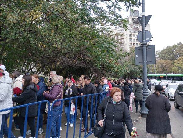 Mii de pelerini aşteaptă pe Dealul Patriarhiei să se închine la sfintele moaşte ale Sfântului Dimitrie Basarabov